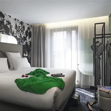 Otel Tribe Paris La Defense Esplanade