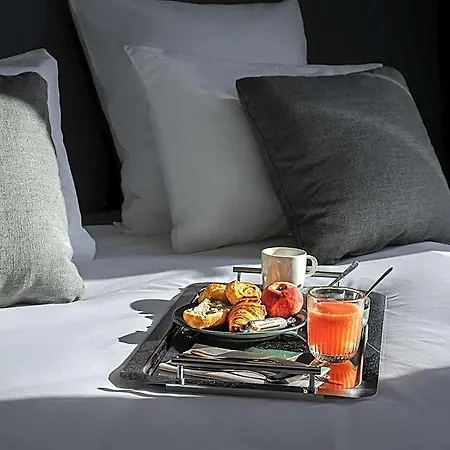 Tribe Paris La Defense Esplanade 4*
